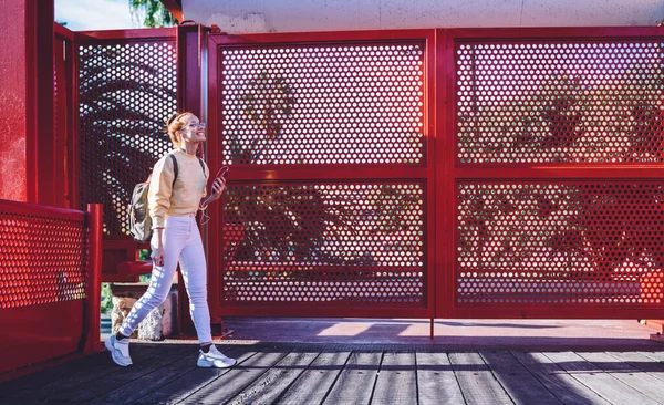 Alegre Turista Femenina Caminando Entorno Urbano Moderno Disfrutando Trama Positiva — Foto de Stock