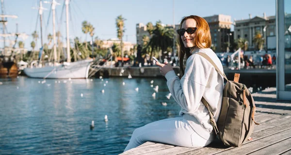 Portrait Cheerful Hipster Girl Stylish Sunglasses Resting Harbor Summer Vacations — Stock Photo, Image