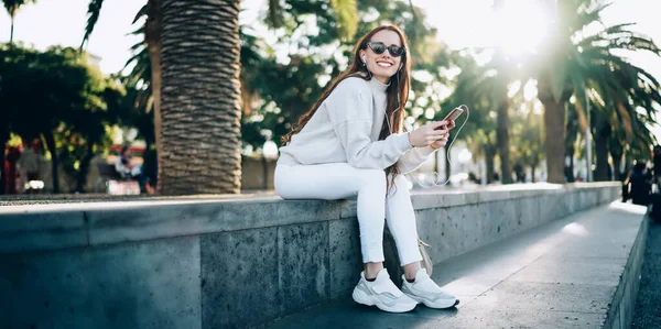 Alegre Mujer Optimista Sonriente Ropa Blanca Sentada Aire Libre Con — Foto de Stock