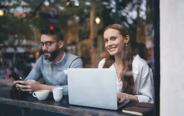 Ung Ingefära Kvinnlig Frilansare Casual Kläder Sitter Vid Café Bord — Stockfoto