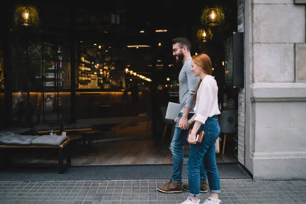 Side View Cheerful Smiling Young Couple Love Casual Wear Walking — Stock Photo, Image