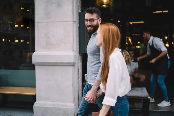 Sidovy Glad Man Och Kvinna Casual Kläder Hålla Händer Och — Stockfoto