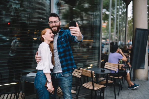 Uśmiechnięty Mężczyzna Kobieta Przytulają Się Śmiejąc Się Robiąc Selfie Telefonie — Zdjęcie stockowe