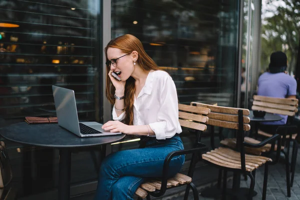 Irritated Red Hair Woman Eyeglasses Angrily Talking Mobile Phone While — Stock Photo, Image