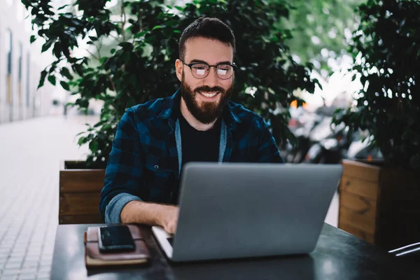 Homem Alegre Com Barba Vestindo Óculos Camisa Xadrez Felizmente Surfando — Fotografia de Stock