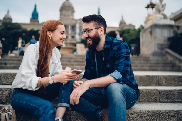 Couple Jeune Heureux Regardant Souriant Tout Étant Assis Sur Les — Photo