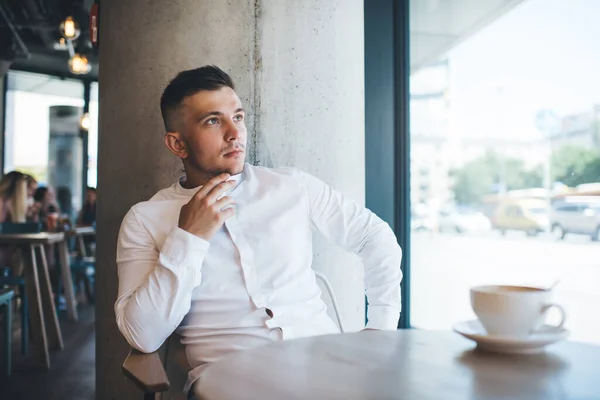 Young Thoughtful Male White Shirt Pondering Looking While Sitting Wooden — Stock Photo, Image