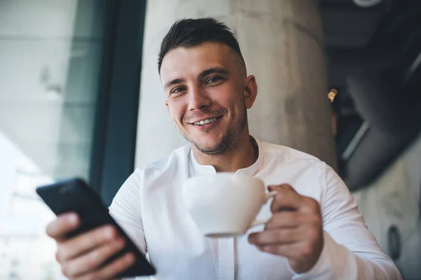 Zdola Mladý Veselý Muž Bílé Košili Surfování Mobilní Telefon Při — Stock fotografie