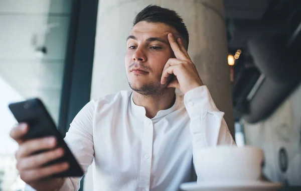 Hombre Serio Navegando Por Teléfono Móvil Mirando Pantalla Mientras Está —  Fotos de Stock