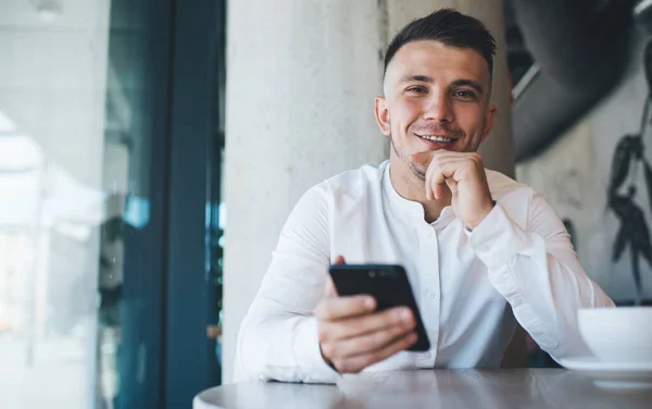 Pozitivní Úsměv Muž Nosí Formální Oblečení Procházení Smartphone Zatímco Sedí — Stock fotografie