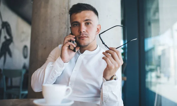 Konzentrierter Männlicher Angestellter Formeller Kleidung Der Beim Kaffeetrinken Mit Dem — Stockfoto