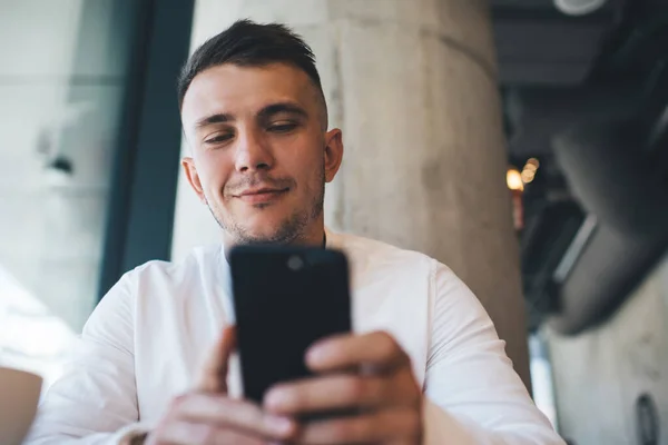 Hombre Sonriente Positivo Con Ropa Formal Usando Smartphone Comprobando Información — Foto de Stock