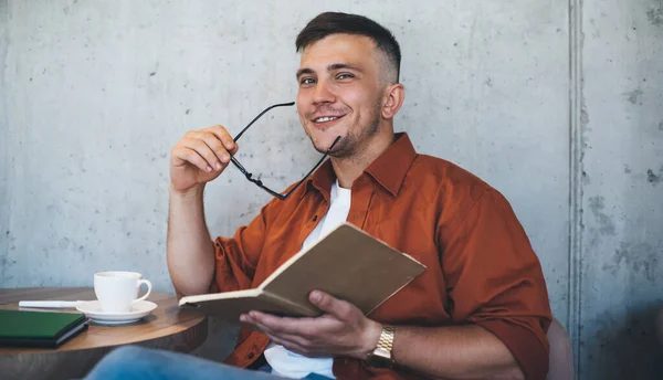 Giovane Uomo Abiti Casual Sorridente Alla Fotocamera Togliersi Gli Occhiali — Foto Stock