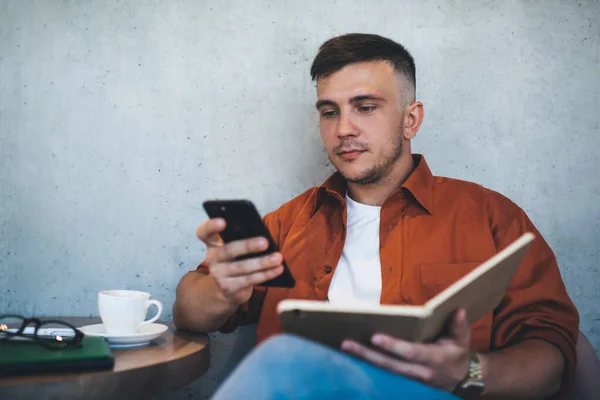 Zaměřený Mladý Muž Student Ležérní Oblečení Připravuje Zkoušce Pomocí Mobilního — Stock fotografie