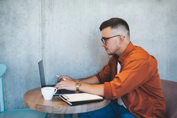 Side View Focused Youthful Male Freelancer Eyeglasses Casual Outfit Typing — Stock Photo, Image