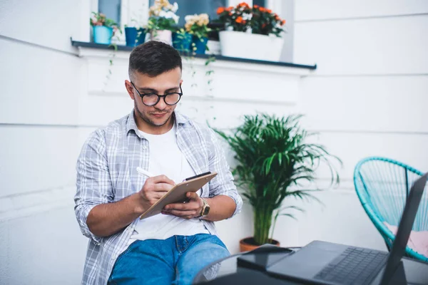 Jeune Homme Sérieux Dans Des Lunettes Attentivement Note Écriture Sur — Photo