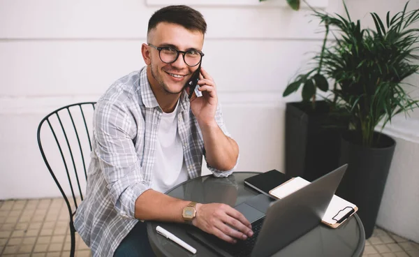 Lächelnder Mann Lässiger Kleidung Und Brille Sitzt Kleinen Runden Tisch — Stockfoto