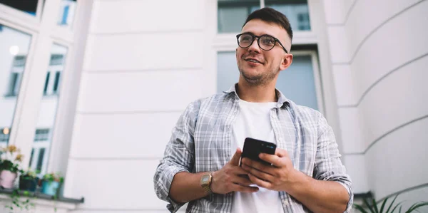 Von Unten Ein Fröhlicher Gutaussehender Junger Mann Surft Smartphone Während — Stockfoto