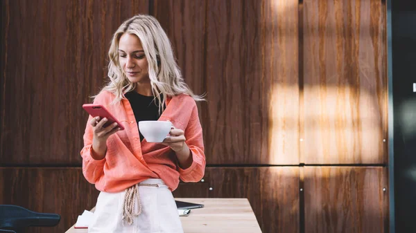 Sonriente Mujer Caucásica Usando Teléfono Móvil Compartir Medios Multimedia Las —  Fotos de Stock