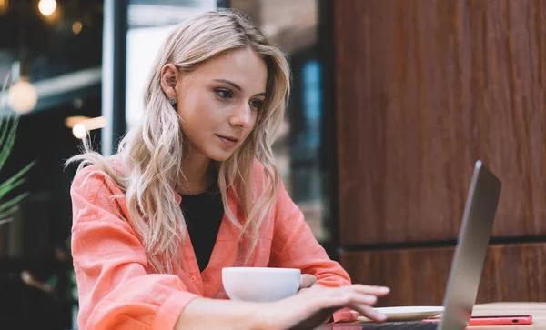 Joven Mujer Caucásica Milenial Mecanografía Ordenador Portátil Busca Información Leer —  Fotos de Stock