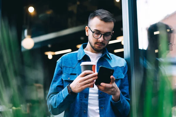 Vážné Kavkazský Muž Tisíciletý Blogger Kontrolu Zpráv Oznámení Sociálních Sítí — Stock fotografie