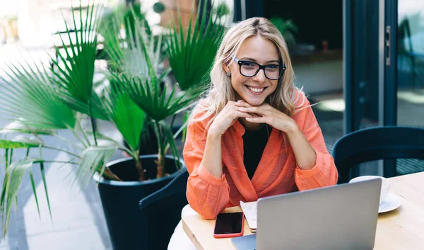 Portret Van Vrolijke Blonde Vrouw Brillen Voor Correctie Van Het — Stockfoto