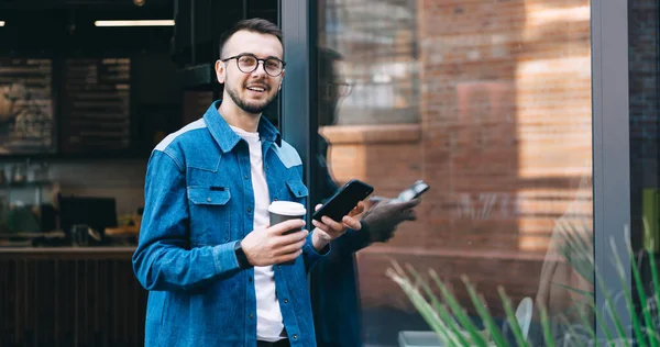 Félhosszú Portré Mosolygó Kaukázusi Férfi Kezében Modern Mobiltelefon Online Csevegés — Stock Fotó