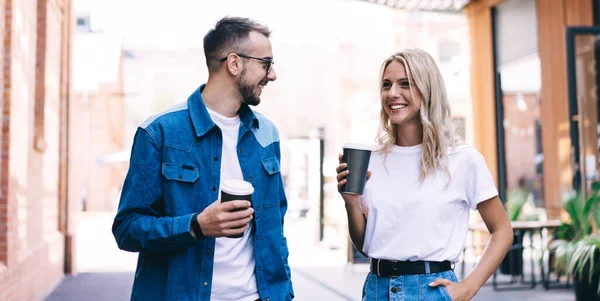 Funny Caucasian Male Female Hipster Friends Talking Each Other Joking — Stock Photo, Image