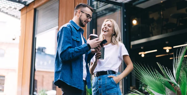 Alegre Mujer Caucásica Riendo Contenido Divertido Los Medios Comunicación Del — Foto de Stock