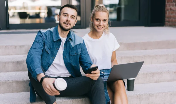 Retrato Chicos Hipster Caucásicos Alegres Sentados Aire Libre Tiempo Libre —  Fotos de Stock