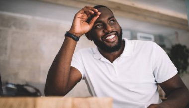 Koyu tenli, sakallı, mutlu bir erkek yazar. Yaratıcı makaleler yazmaktan zevk alıyor. Afro-Amerikan yakışıklı hippi.