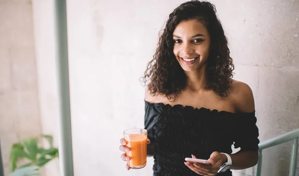 Feliz Encantadora Fêmea Étnica Casual Desgaste Navegação Smartphone Surf Mídia — Fotografia de Stock