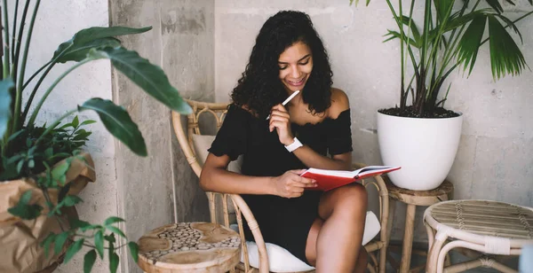 Prospera Autora Femenina Piel Oscura Sentada Con Cuaderno Sartén Interior —  Fotos de Stock