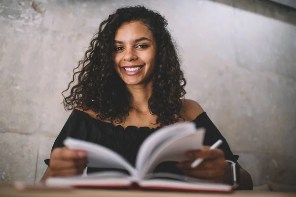 Bas Sourire Charmante Ethnique Féminine Vêtements Décontractés Feuilletant Des Pages — Photo