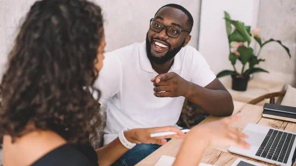 Maschio Successo Occhiali Classici Correzione Della Vista Godendo Comunicazione Con — Foto Stock