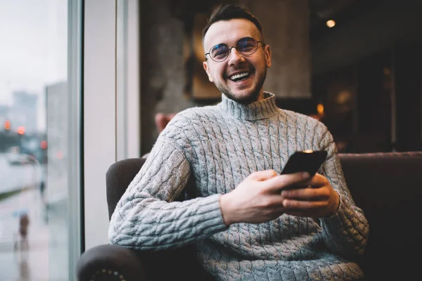Hombre Barbudo Optimista Traje Casual Gafas Sonriendo Mirando Cámara Mientras — Foto de Stock