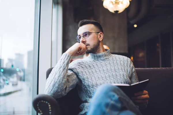 Fiducioso Uomo Barbuto Abbigliamento Casual Occhiali Seduto Comoda Poltrona Guardando — Foto Stock