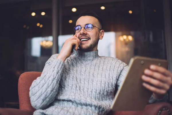 Positieve Bebaarde Mannelijke Freelancer Casual Kleding Bril Glimlachen Weg Kijken — Stockfoto