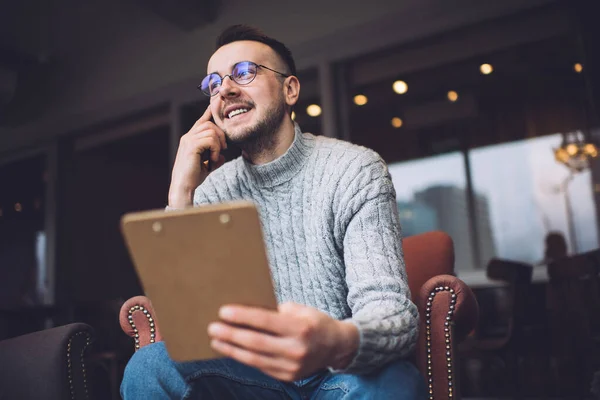 Bajo Ángulo Hombre Barbudo Sonriente Traje Casual Gafas Sonriendo Mirando — Foto de Stock