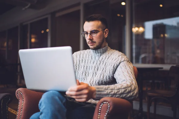 Koncentrerad Skäggig Manlig Frilansare Casual Wear Och Glasögon Sitter Bekväm — Stockfoto