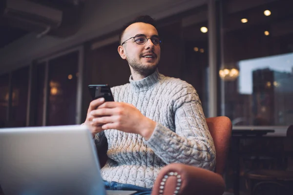 Låg Vinkel Leende Hane Casual Outfit Och Glasögon Surfa Smartphone — Stockfoto