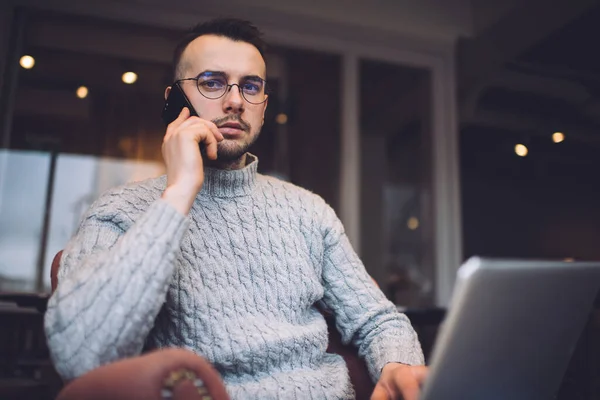 Låg Vinkel Tankeväckande Skäggig Hane Casual Wear Och Glasögon Tittar — Stockfoto