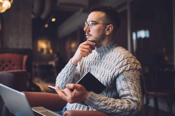 Nachdenklicher Bärtiger Freiberufler Freizeitkleidung Und Brille Sitzt Sessel Mit Laptop — Stockfoto