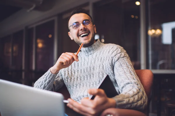 Von Unten Positiver Bärtiger Mann Lässigem Pullover Und Brille Der — Stockfoto