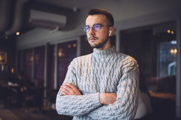 Joven Serio Con Anteojos Redondos Auriculares Inalámbricos Pie Con Los —  Fotos de Stock