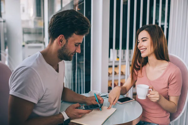 Nöjd Ung Attraktiv Kvinna Som Håller Kopp Kaffe Och Pekar — Stockfoto