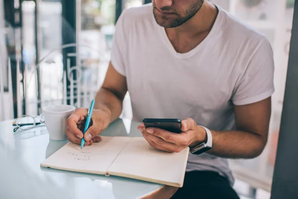 Vokse Mannlig Entreprenør Tilfeldig Hvit Skjorte Gjøre Beregninger Smarttelefon Notater – stockfoto