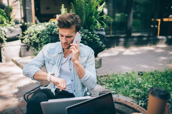 Tânăr Purtând Haine Casual Jachetă Blugi Vorbind Telefon Verificând Timpul — Fotografie, imagine de stoc