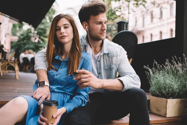 Bedachtzame Man Zit Een Trap Van Het Terras Weg Kijken — Stockfoto