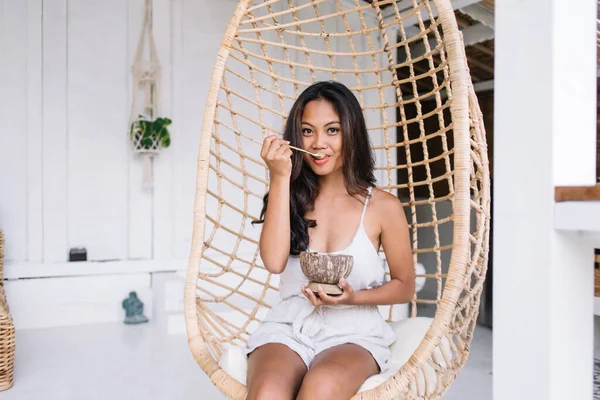 Jovem Mulher Étnica Feliz Passar Dia Verão Terraço Villa Descansando — Fotografia de Stock